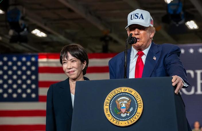 就在特朗普刚刚和我们这边通过电话，紧接着又把目光投向了日本，点名要找这次风波的核