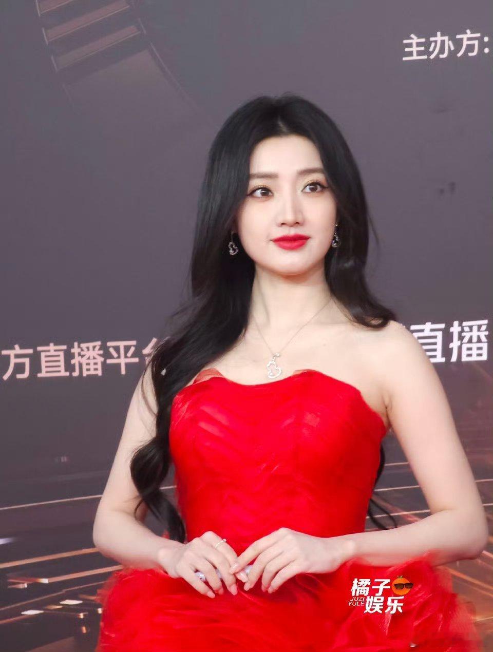 胳膊不胖但是看脸感觉黄羿真胖了[笑cry]圆润挺多 ​​​