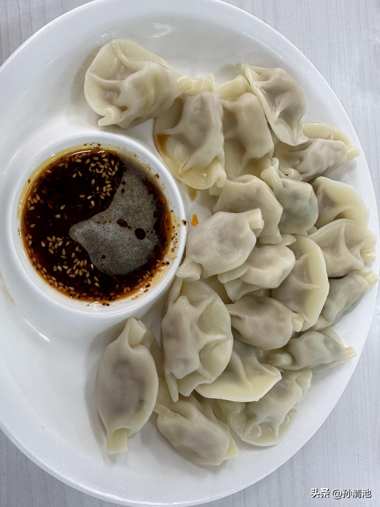 新校区食堂的饺子🥟原来是14元一份，最近降到12元一份。我问食堂师傅为什么还降