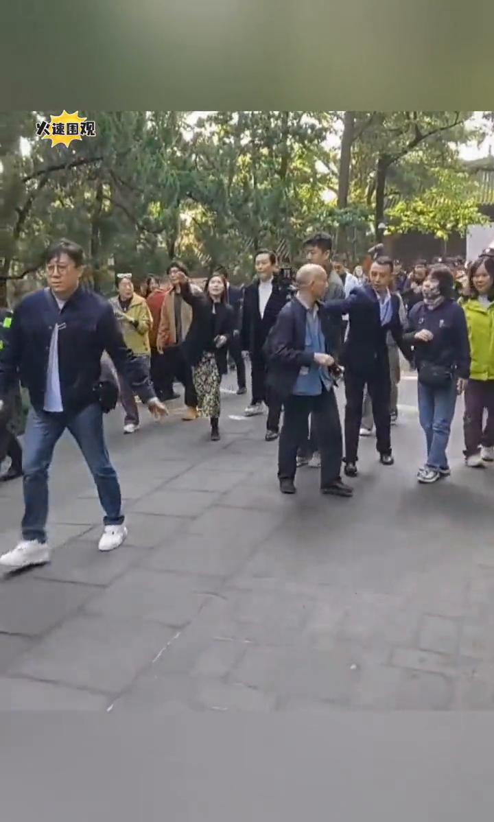 火速围观，成都旅游景点偶遇唐国强老师。
喜欢就点个关注吧。