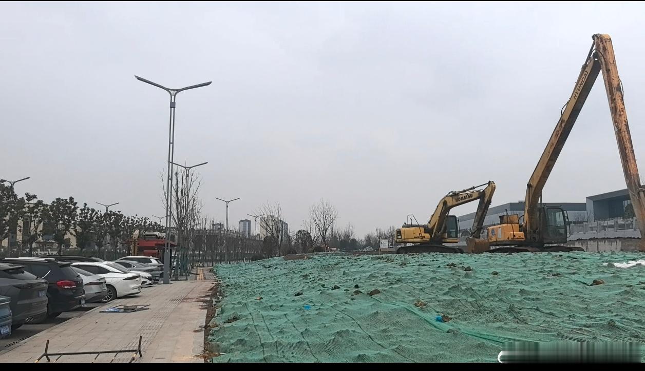 中国确实是基建狂魔，路过一个工厂，1000多亩地，总建筑面积50万平米（计容面积