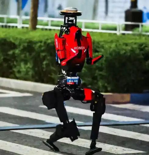 荣耀近日有两则重要动态消息：其一，自研人形机器人 “闪电” 亮相北京亦庄机器人半