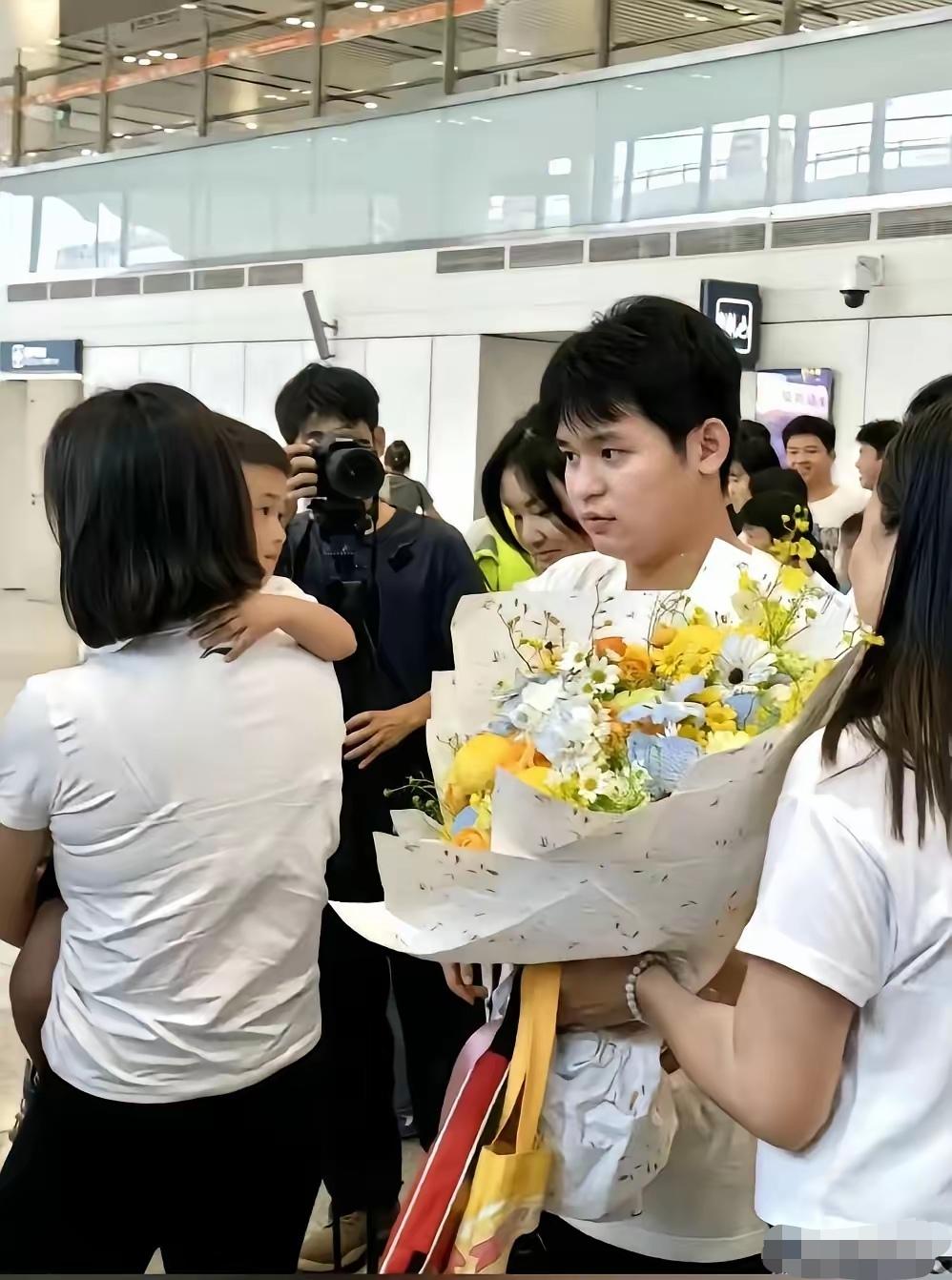 林诗栋夺冠回国，出机场那一刻，所有人都看傻了。
他没扑向人群里的亲妈，而是单膝往