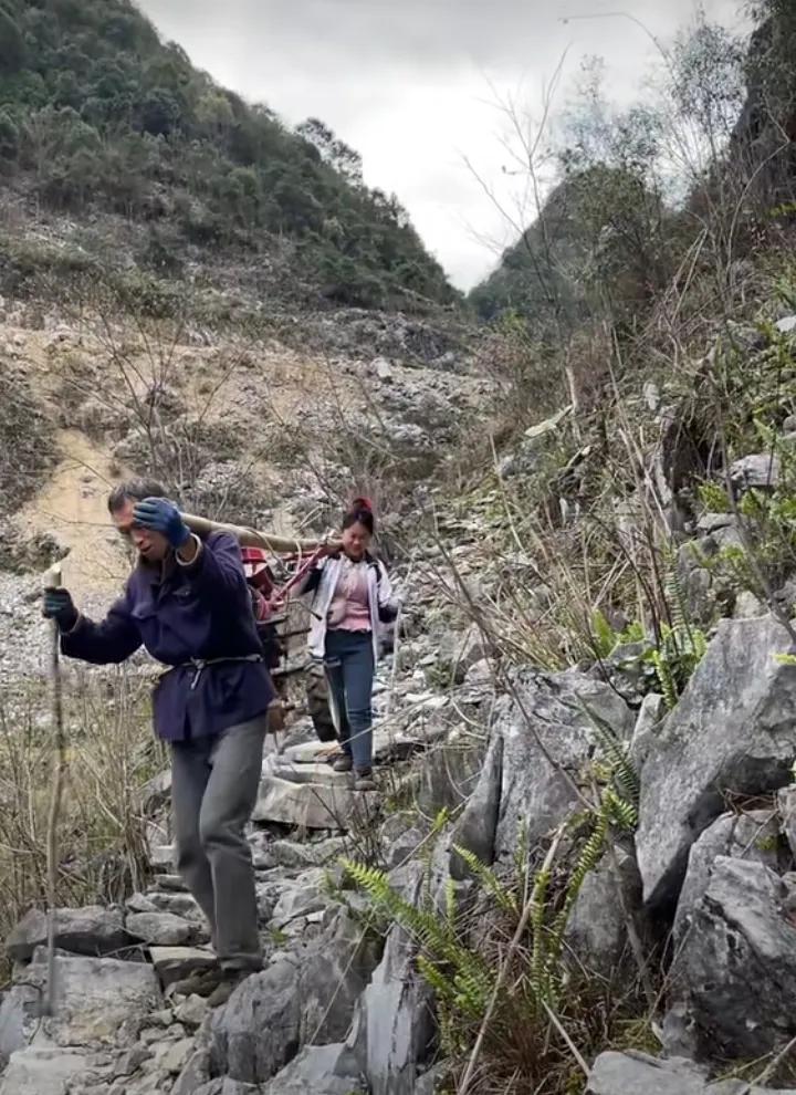 徒步于山林之间，奋勇前行！在大山深处实行机械化，上山耕地之前人们得先考虑它，山区