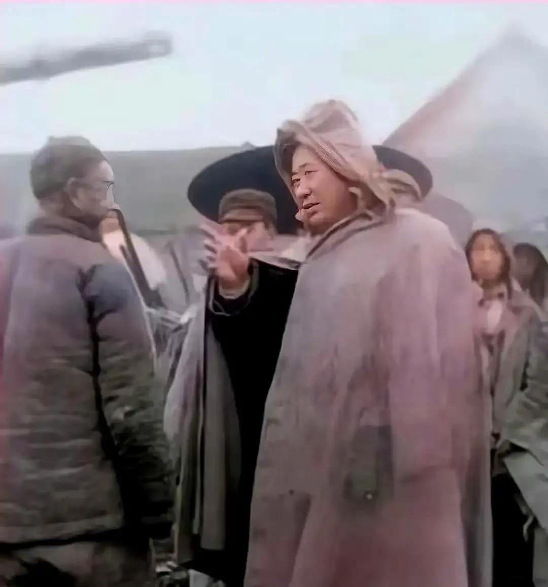 就这张照片。
一个老头，淋着瓢泼大雨，站在河堤上。脚底下，全是烂泥。
身后的人打