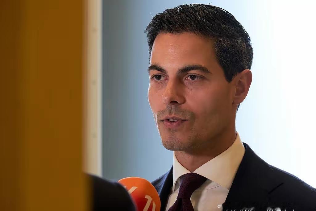 荷兰政府正式任命罗布·耶滕为新任首相，38岁的他创下两项纪录：荷兰史上最年轻首相