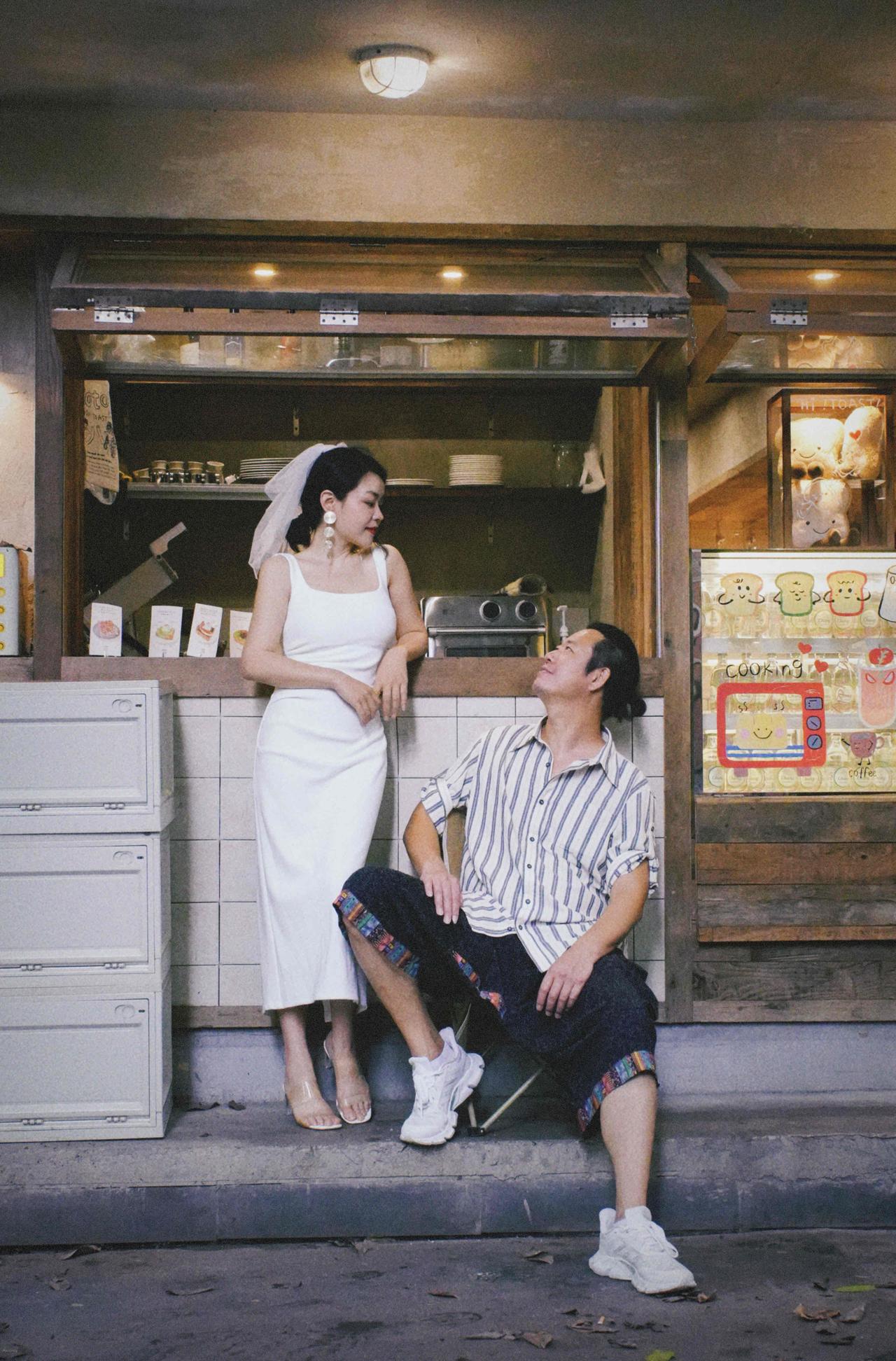 年近半百的婚纱照，不是二婚，而是瓷婚纪念。

回头看，从当初攥着满心热忱奔赴婚礼