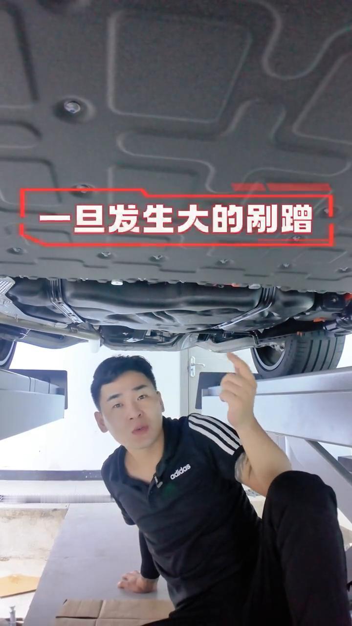 问界M8底盘详解。
这个电池一旦发生大的剐蹭就自然着火了，跑都来不及。看一下这台