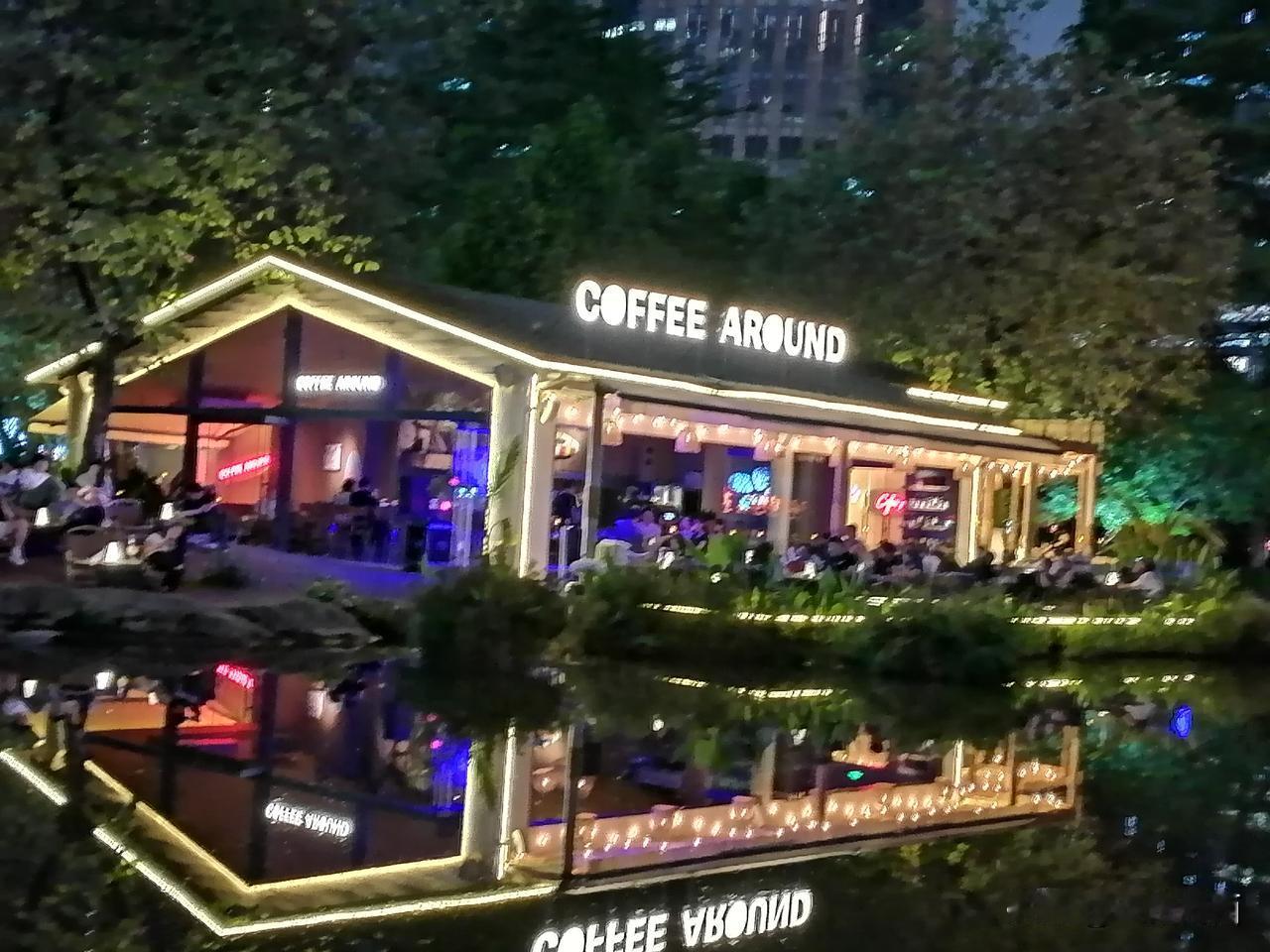 花城汇广场的夜晚清吧，真的是超棒的体验打卡处！上次我去那，一走进清吧，柔和的灯光