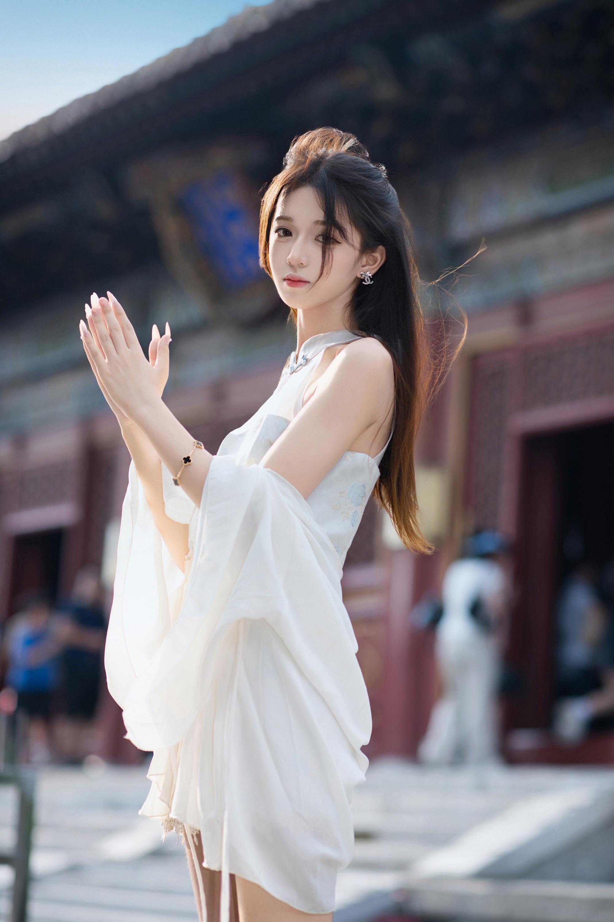 第一次来雍和宫，磁场很养人，愿刷到的朋友下半年顺顺利利。🧚‍♀️