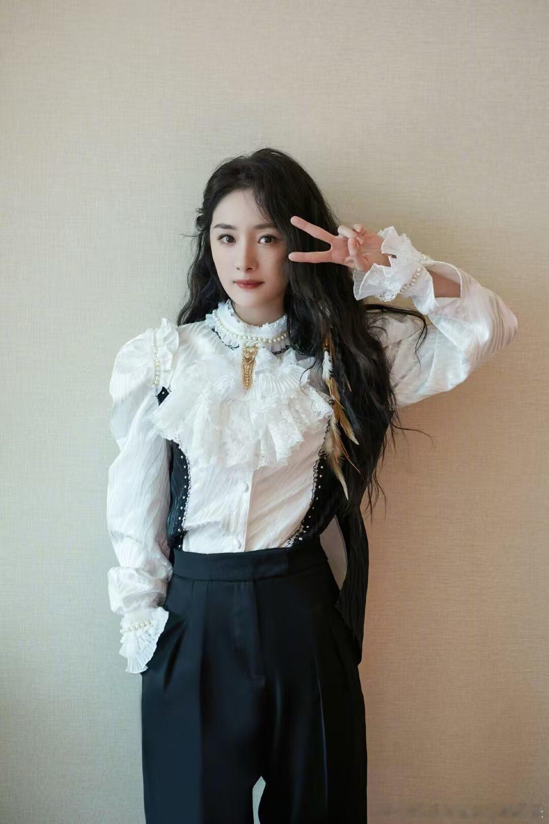 杨幂  🦊杨幂misssixty全球品牌代言人 很多时候，我们的人生，就像是电