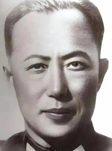 1950年，国民党中将李弥逃到台湾后，遭到弃用，他的妻子也下落不明。就在李弥绝望