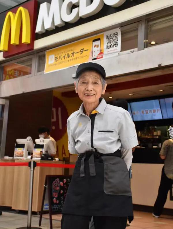 日本麦当劳最年长的店员，90岁高龄
今天是日本敬老日
日本熊本
大型快餐店中女性