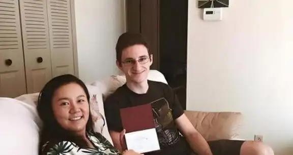 2019年，美国一名男子对着自己的中国妻子怒吼：“滚回中国去！”“别用你们亚洲人