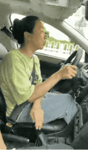 女子在路考的时候，她的一番神操作让坐在副驾驶室的考官都看傻眼了：挂档还能这样的[