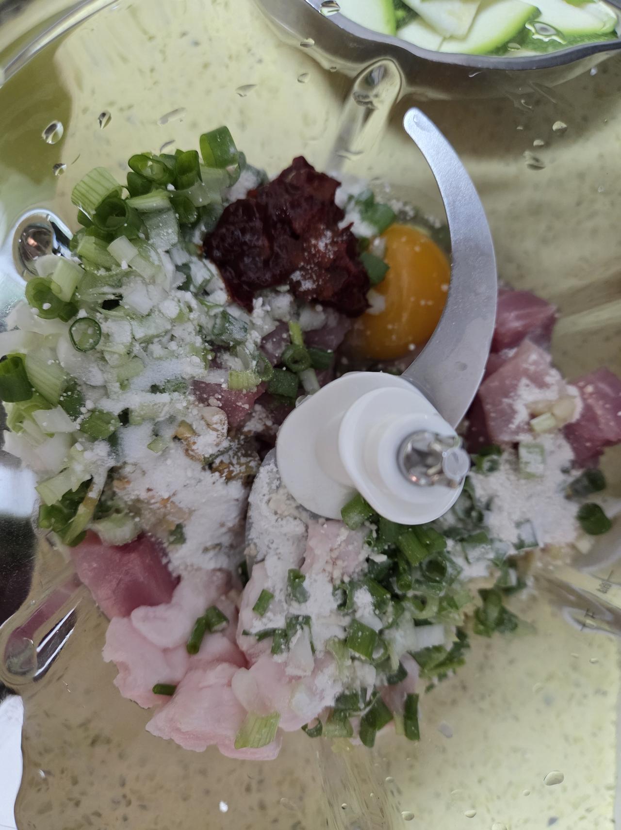 家有绞肉机，做啥都方便！！！

家里新入手一个绞肉机，想做肉圆子用它，想做抄手用