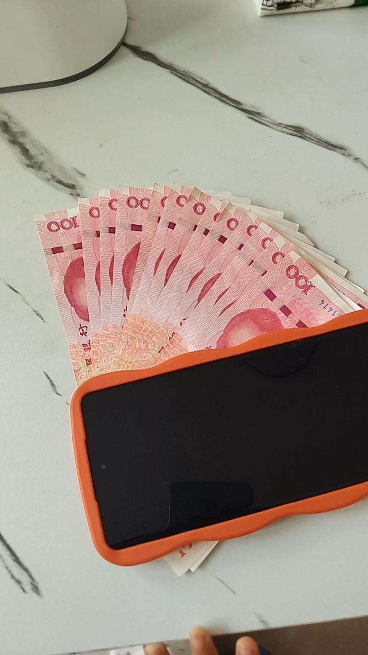 刷到这张图突然感慨：成年人的快乐，真的离不开钱。

不是贪财，是见过没钱的狼狈，