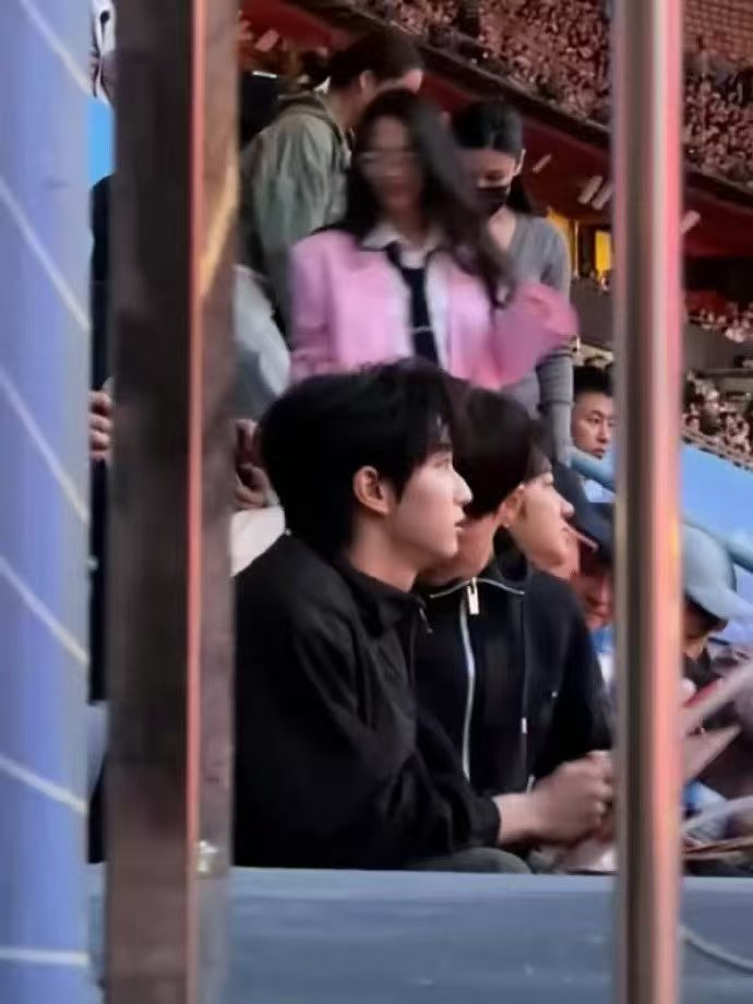 穆祉丞去看张杰演唱会了 穆祉丞奔赴张杰演唱会现场，还与快乐家族同坐，恩仔那可爱的