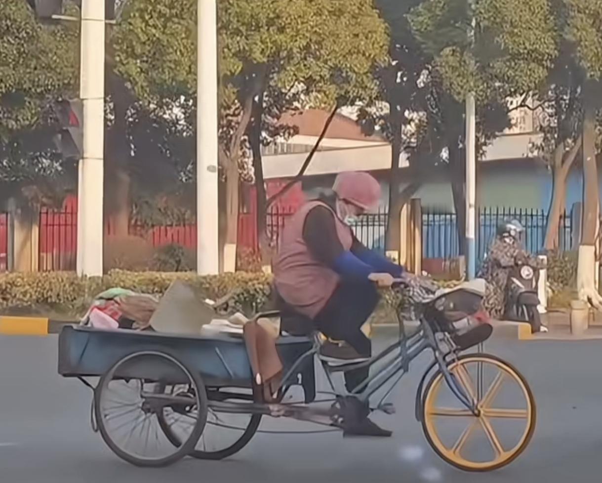 偶遇老奶奶骑三轮车过马路
骑了半天发现还在路中间，
低头一看，原来是链条掉了，美