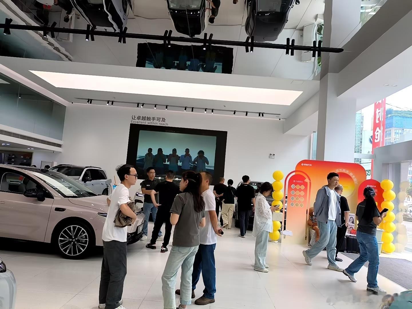 前两天发了在德国看到的零跑，今天国内的小伙伴给我发来了照片国庆期间他路过国内的零