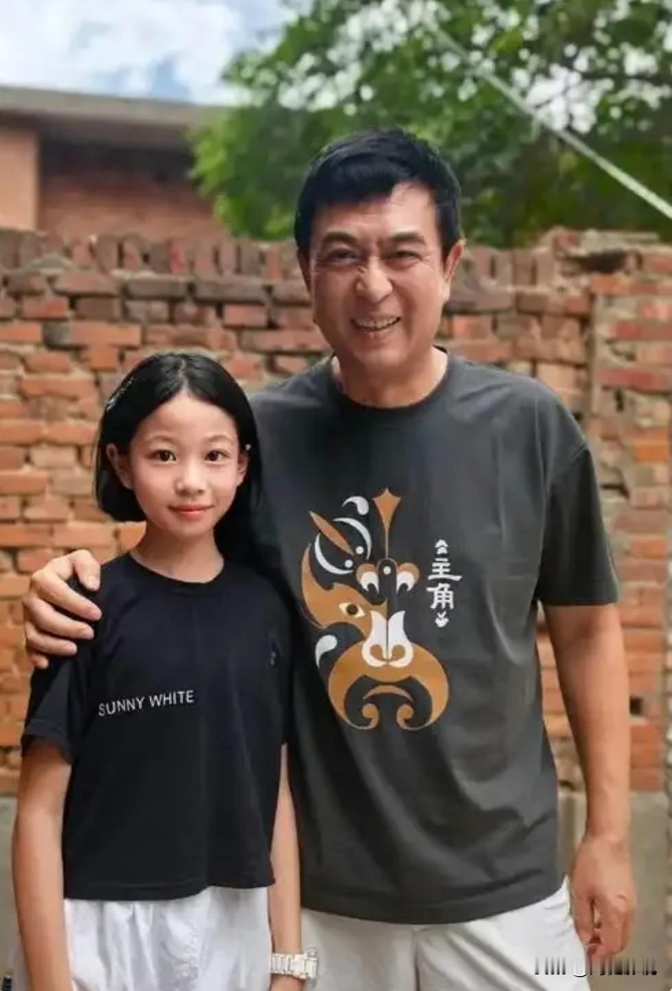真没想到，张嘉译搂着的小丫头，小小年纪竟然成为了响当当的影视明星。她乌黑的短发，