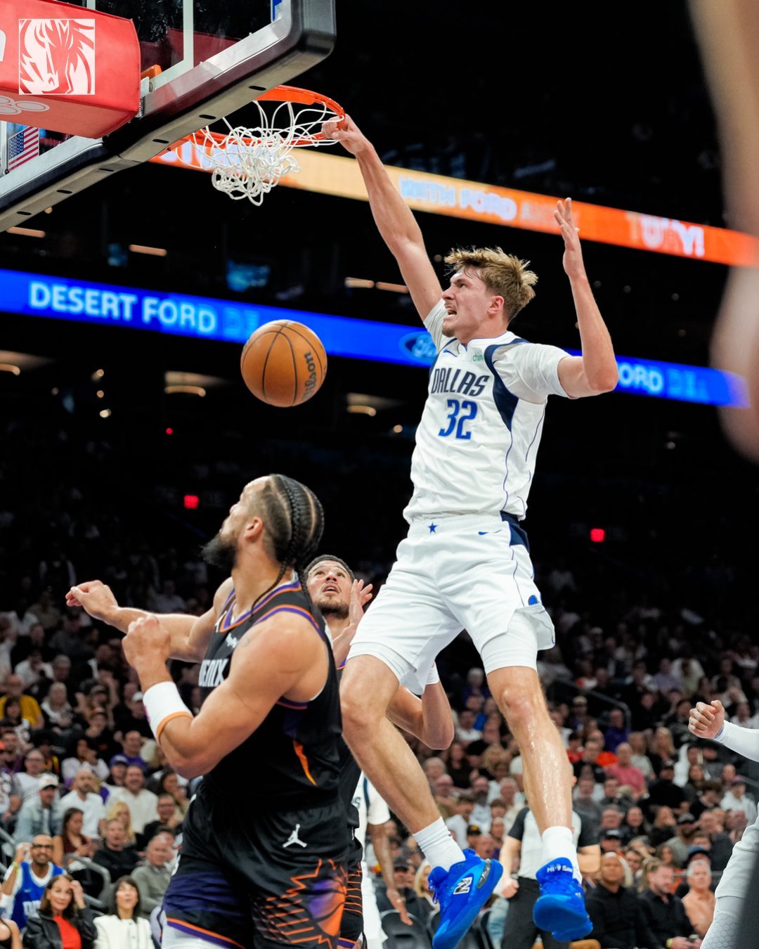 下半场开场琼斯下替补了，可能还是磨合时间太短打得不舒服，马勺上场替代他的首发位置