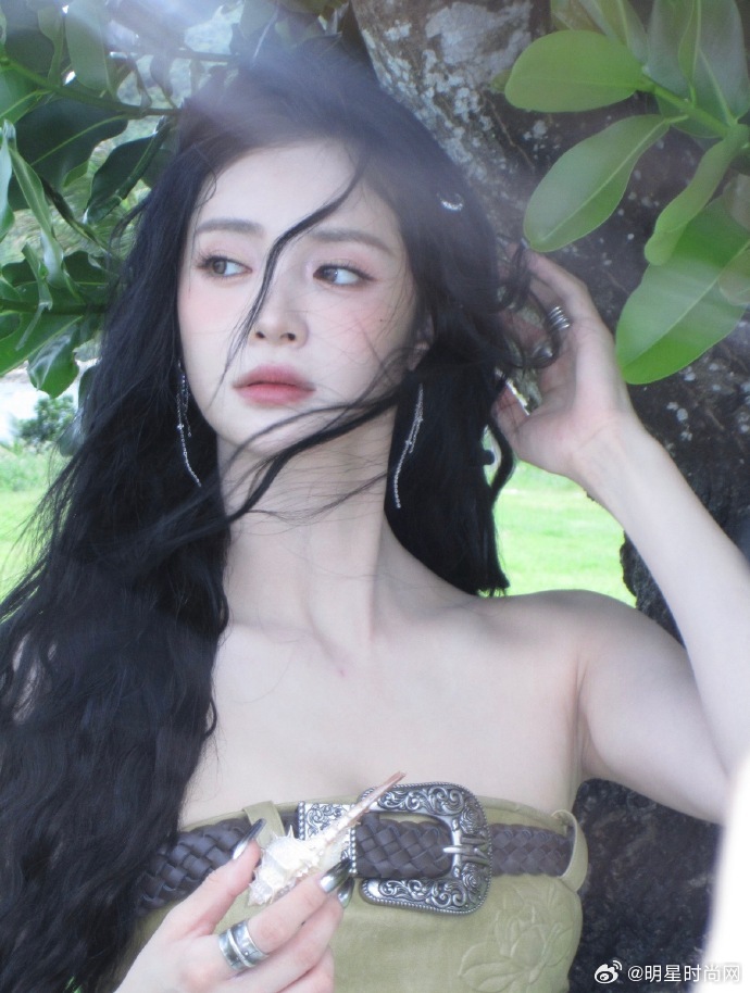 连风都在偏爱周洁琼海风吹过的周洁琼好美  仿佛把大海的浪漫和梦幻的感觉都通通的 