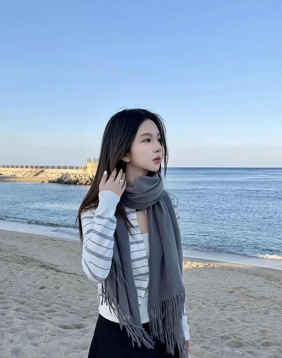 海边漫步，轻纱飘逸，海风轻拂，岁月静好。