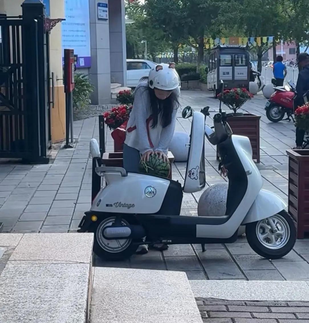 买个西瓜车上没地方放，只好直接搁电动车后座坐着。路上一路颠簸，西瓜直接给颠坏了。