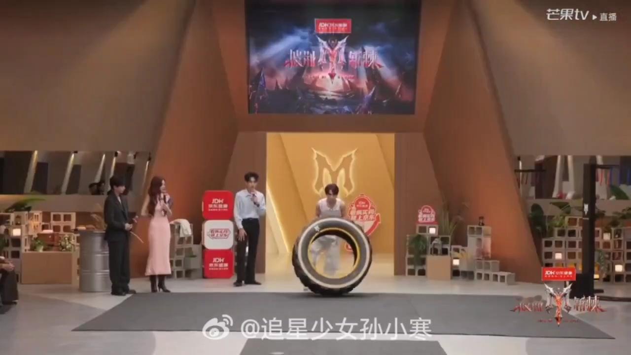 姚琛肌肉线条going我姚琛对待体能训练格外认真，佩戴护腰发力稳稳当当，一口气完