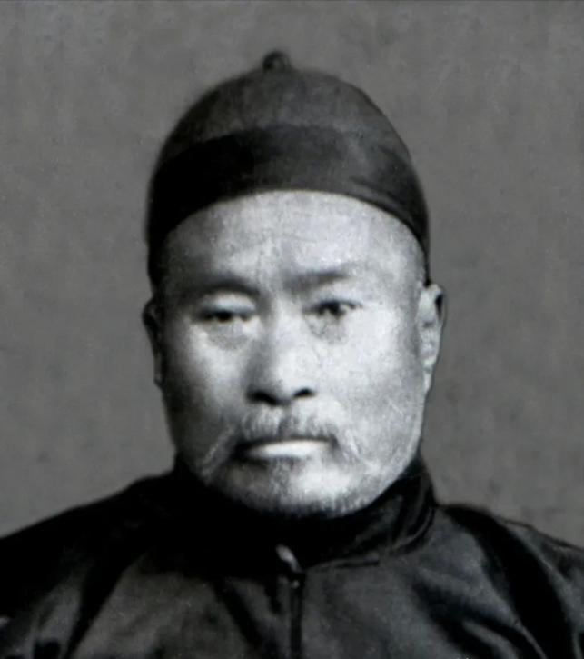 1885年，尚云祥路过京师护城河，见到一名拳师在河边练拳，一时技痒，与对方切磋，