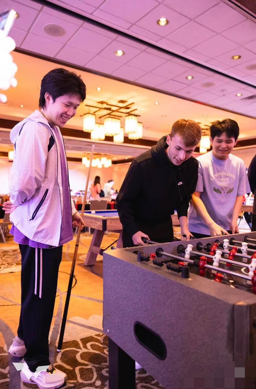 美国大满贯王楚钦参加赛前晚宴——与科顿打台球🎱好开心哦！
6月28日，WTT美