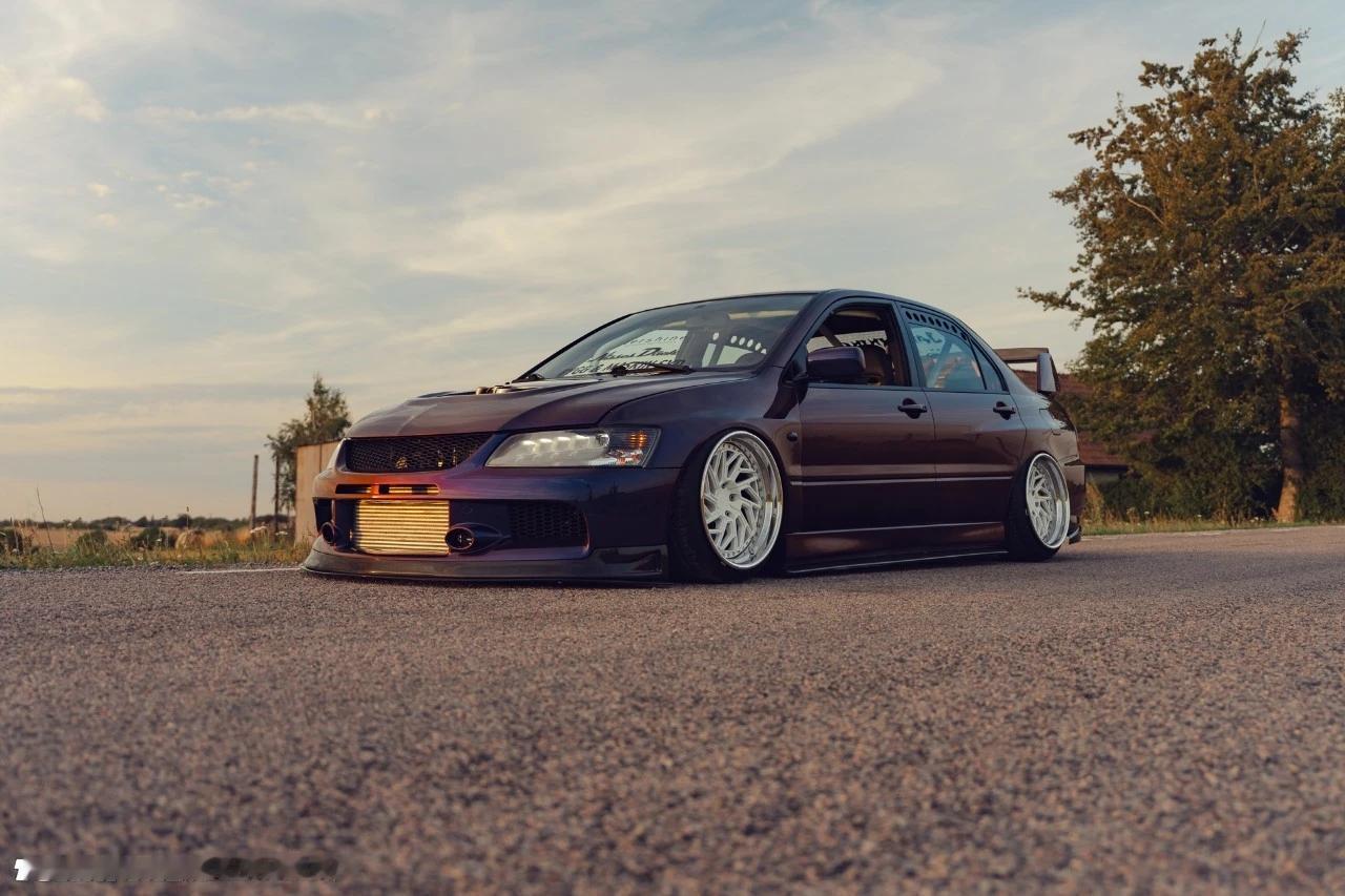 800匹的EVO 9，却趴在地上玩姿态
瑞典玩家Fabian花13年打磨这台EV