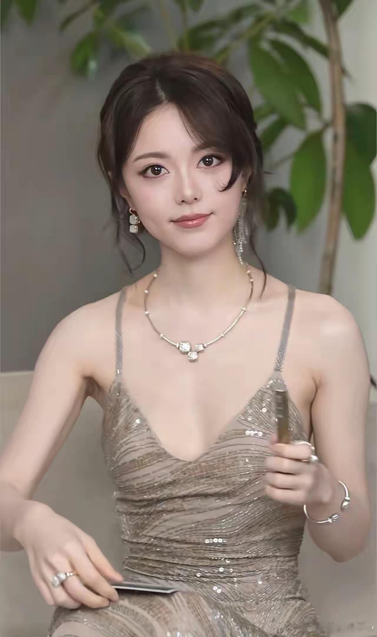 W盛典最新照片，周也，林允，李沁，赵今麦，张雨绮…   这是把“美”具象化了吧！