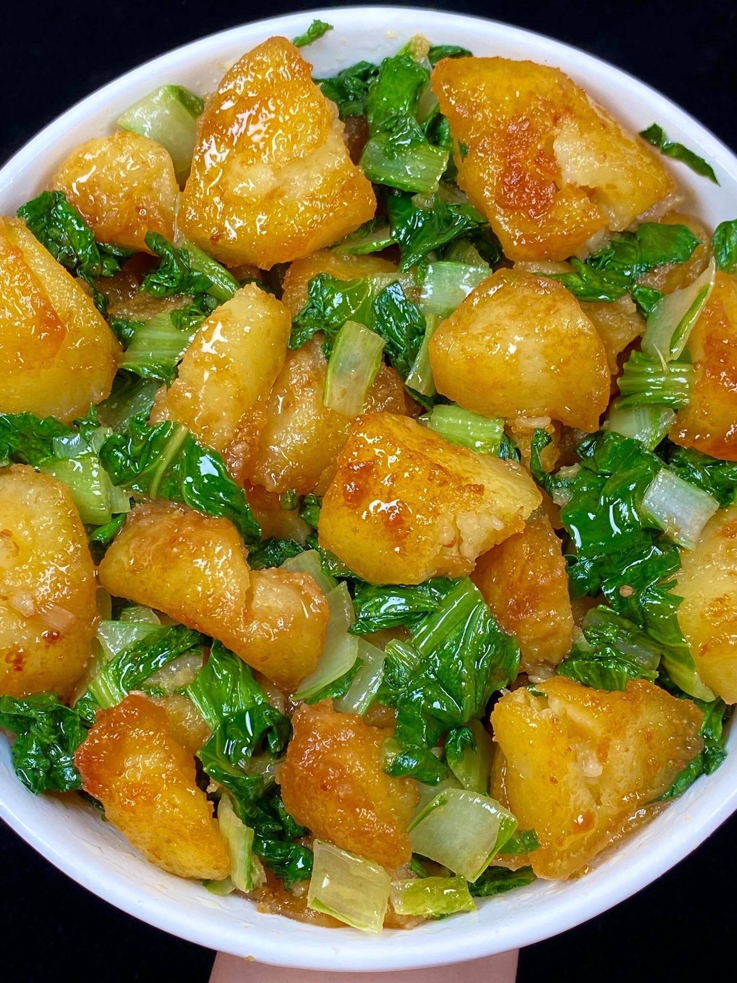 一定要去试试这个土豆的做法。被这道菜香迷糊了然土豆小白菜！做一盘都不够...