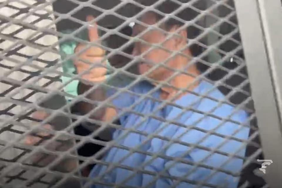 佩通坦爸爸穿球服坐囚车照片曝光！
从曝光的画面我们可以看出，佩通坦的爸爸当天穿上