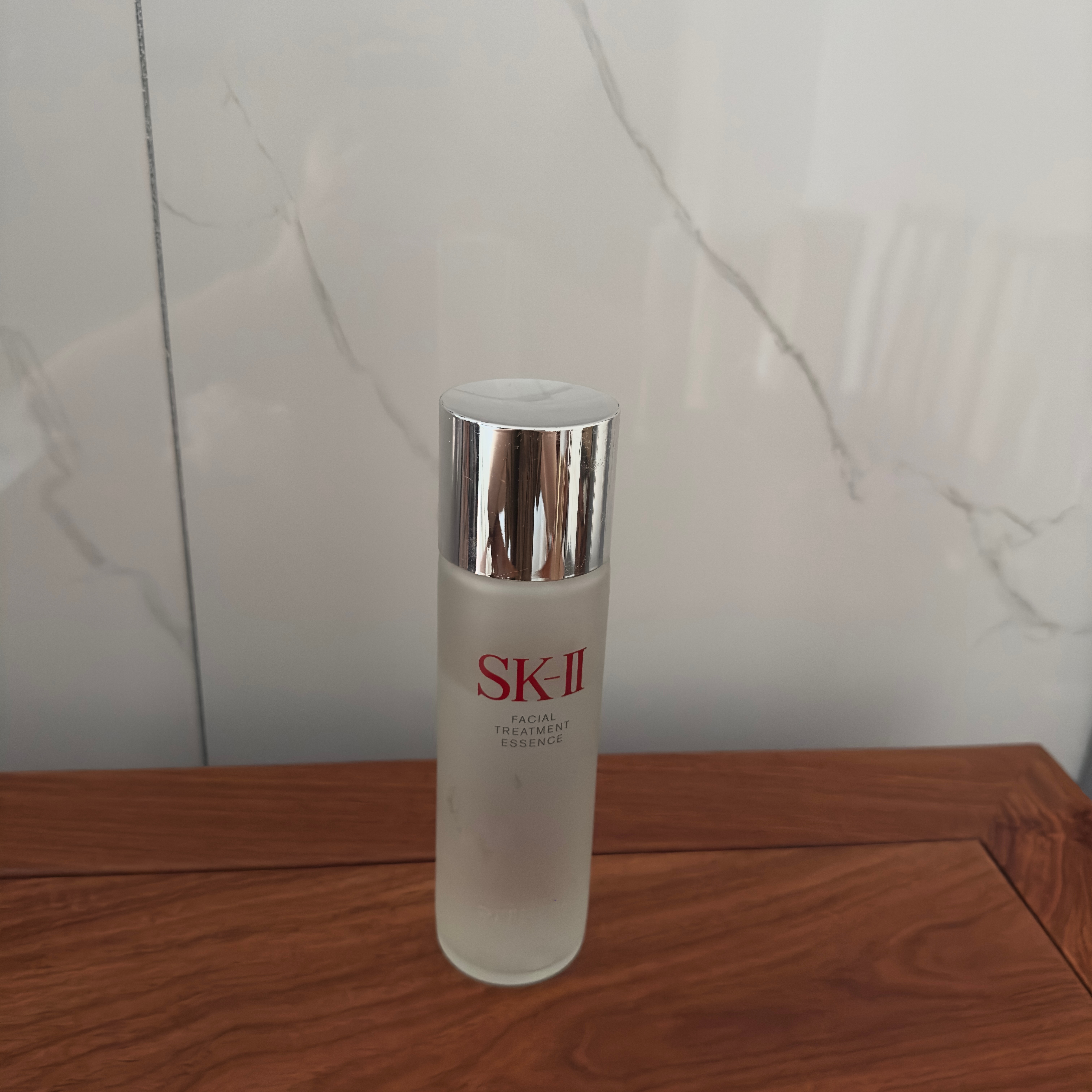 sk2神仙水拍拍后皮肤就特别光滑，过几个小时再摸脸还是清爽的，混油皮都给我买它！