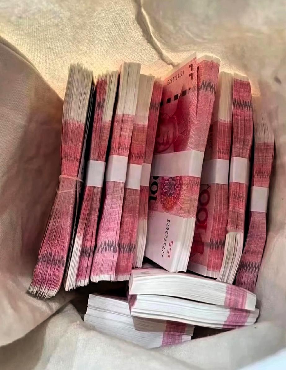 奉劝各位一句，
无论你现在何方一定要多努力，挣钱存钱要趁早，越早挣够足够多的钱越