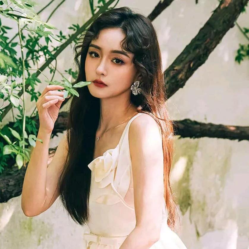 在阳光下的优雅瞬间，绿叶相伴，自然之美秋日清新照 绿植风景照 逆光下的树叶 自然