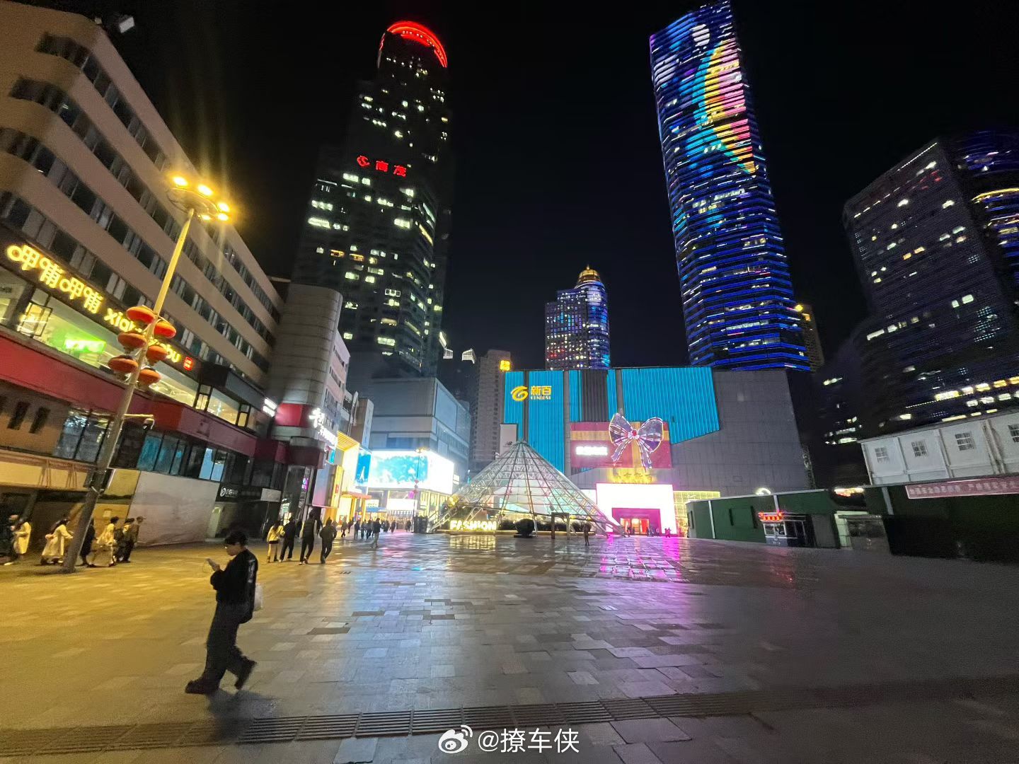 怎么比前两年更荒凉……这还是新街口嘛[允悲][允悲] ​​​