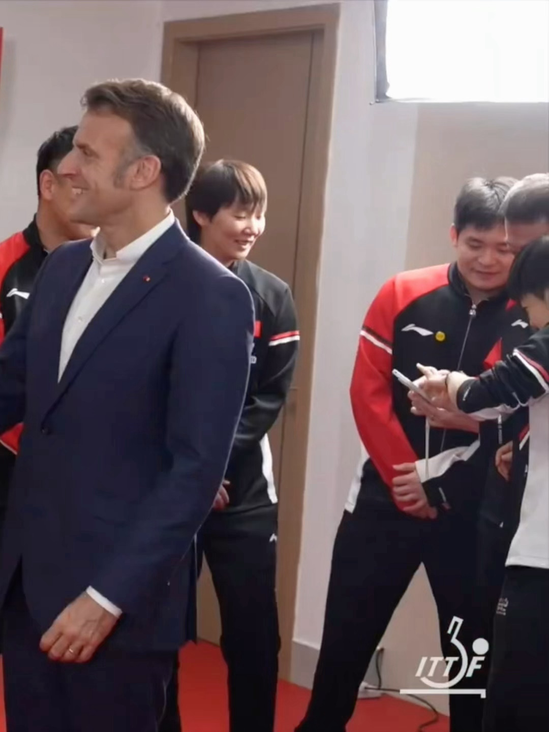 很可爱呀 马克龙喊孙颖莎打乒乓球