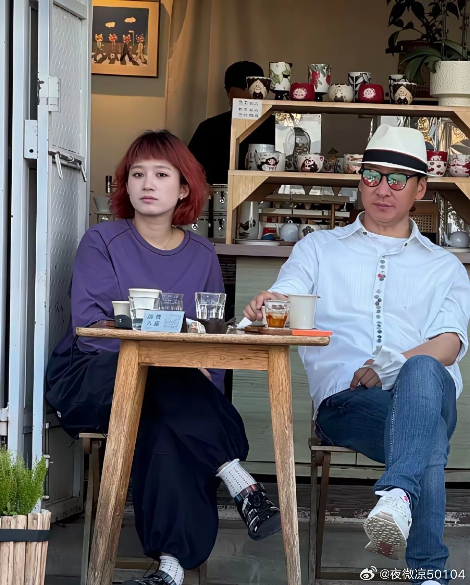 55岁的“尔康”周杰最近在云南大理被网友偶遇，他穿着一件白衬衫，坐在咖啡馆外面，