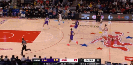 需要注意一下，篮下火箭的空切。 