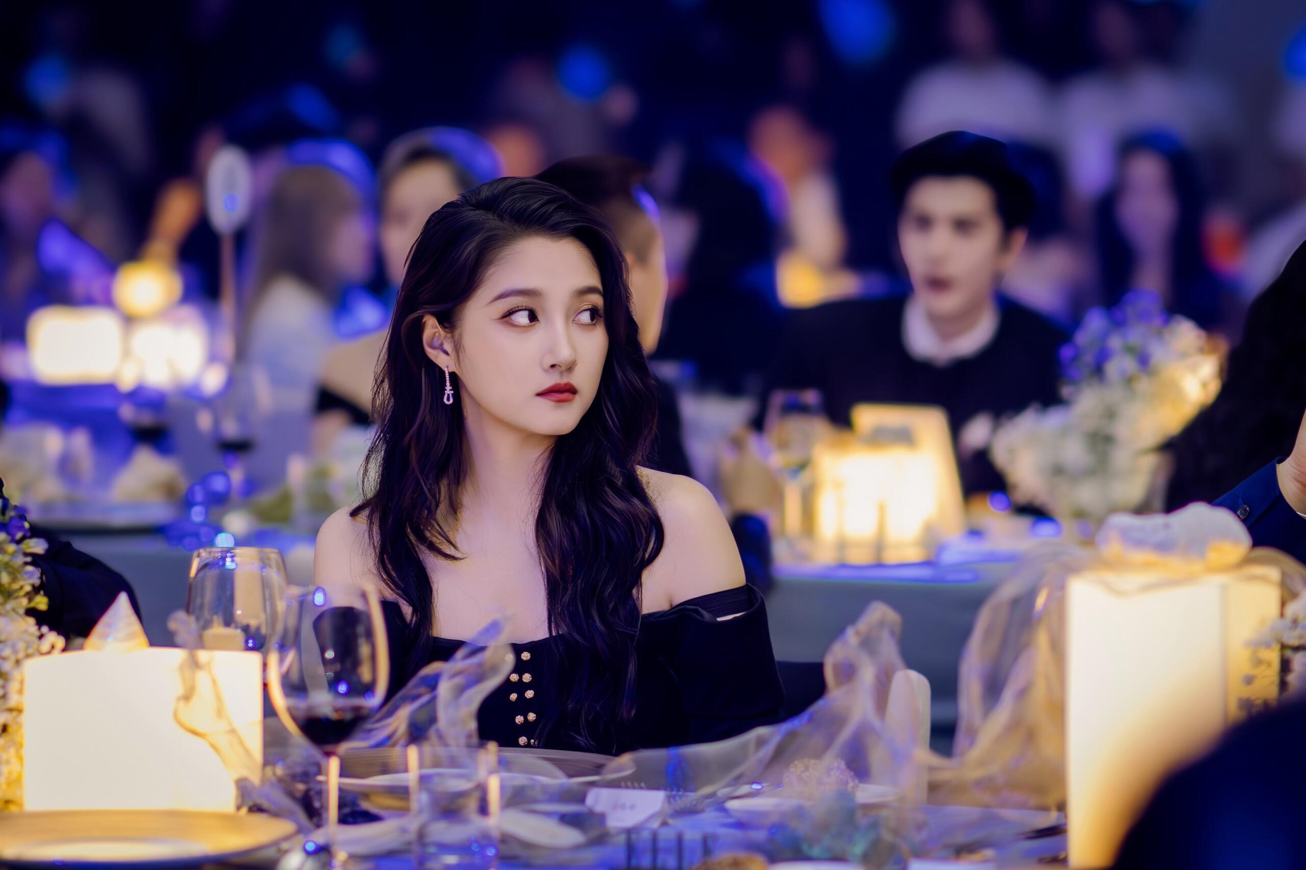 关晓彤每次内场晚宴都能出点神图，完全名利场上的千金🥂 ​​​