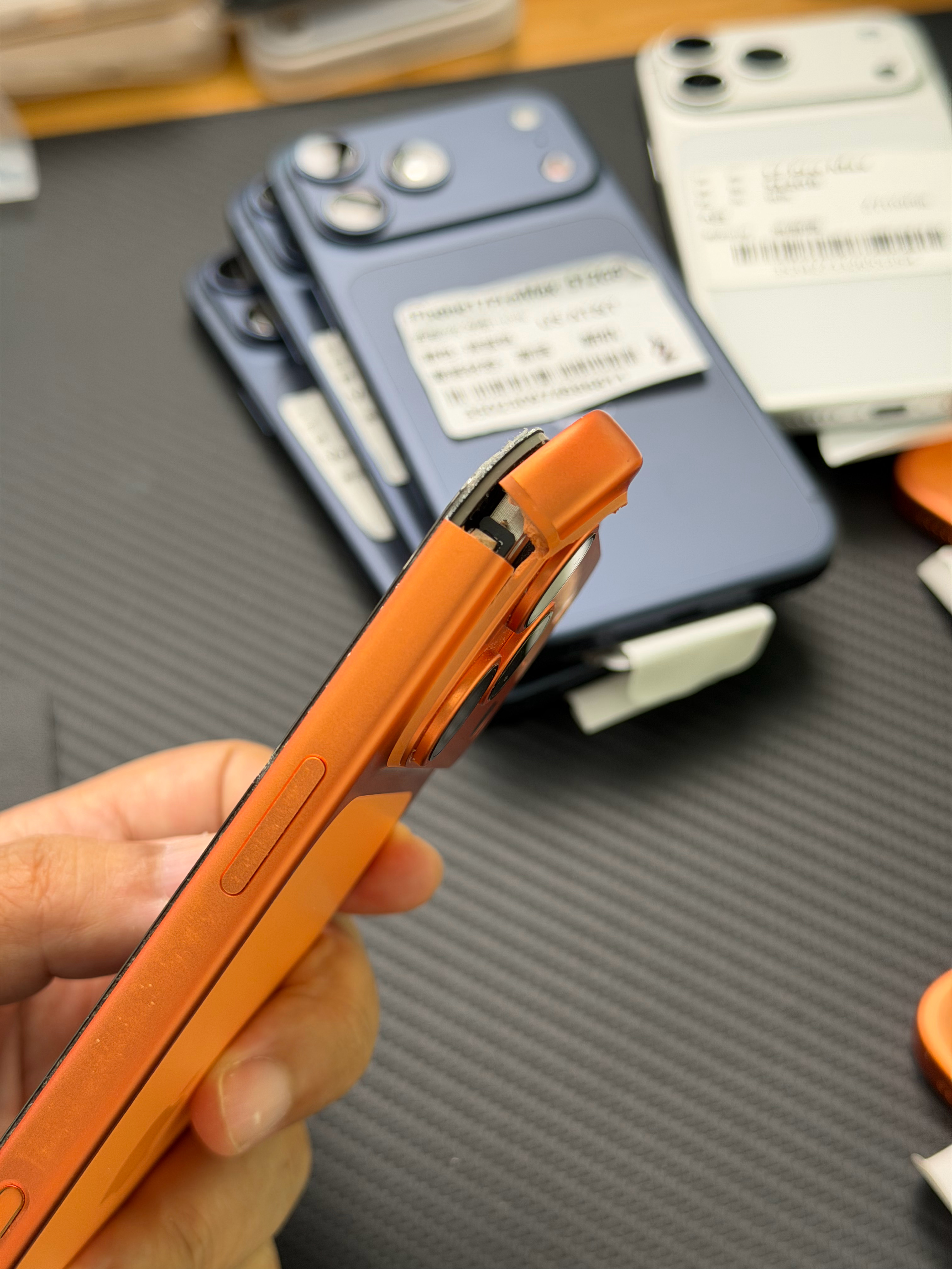 这台iPhone 17 Pro Max还能抢救一下下吗？2000有人要吗？ 