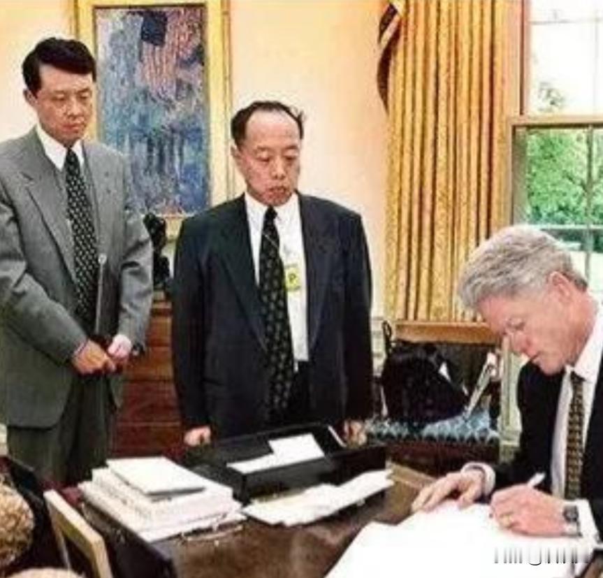 1999年“炸馆”事件发生后，克林顿向中国道歉，李肇星要求他白纸黑字的写出来，结