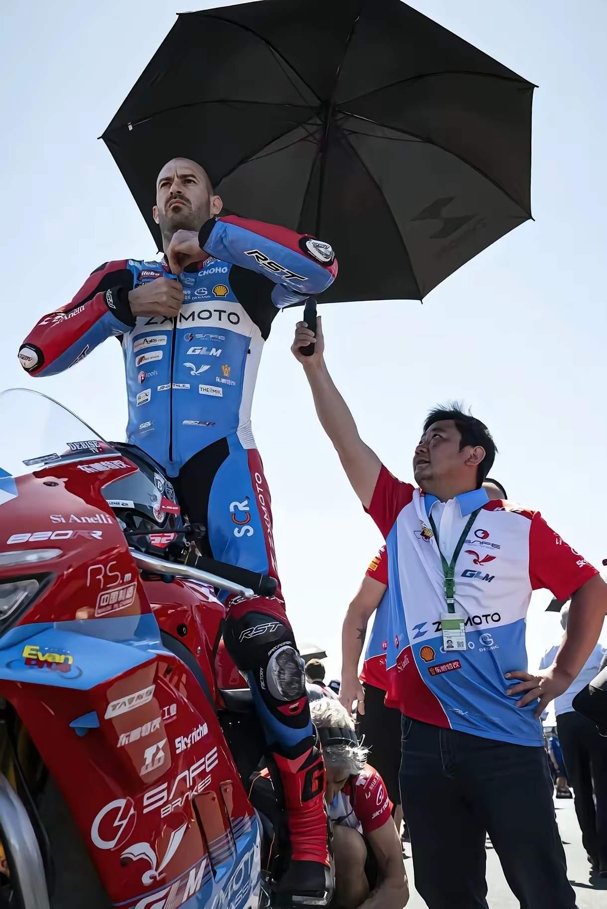 被雅马哈扫地出门的33岁“老将”瓦伦丁，没人要。中国张雪递上一台国产820，他跨