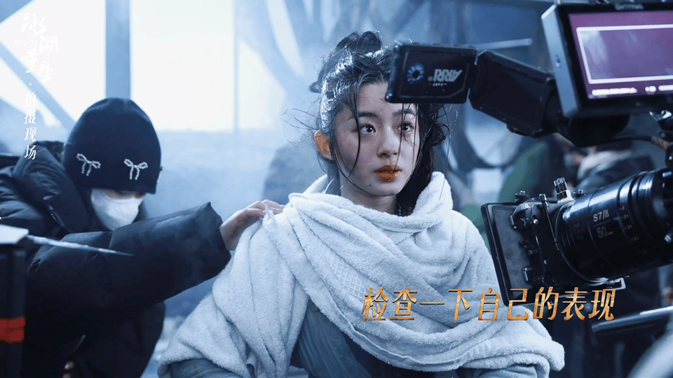 黄杨钿甜倒吊浸水戏黄杨钿甜水缸戏来看娱乐为呈现真实效果，黄杨钿甜在寒夜多次倒吊浸