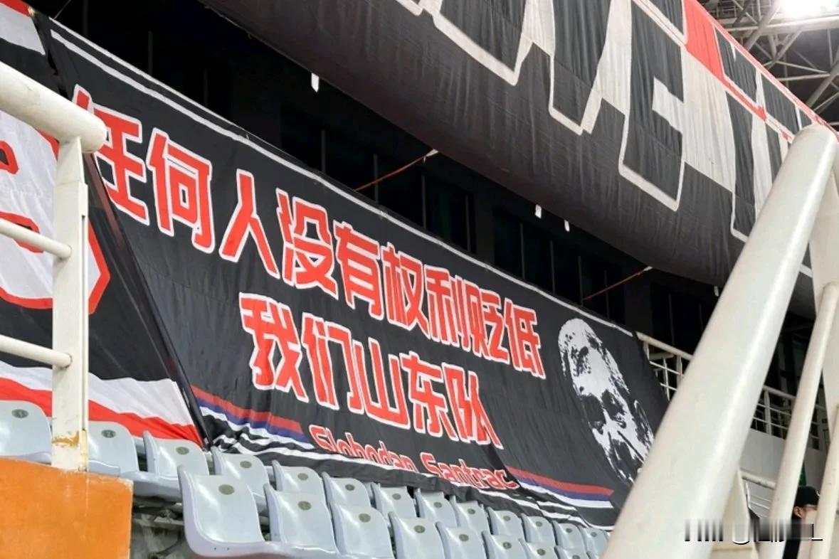 这地域色彩有点太浓了吧？作为一名知名的专业足球解说员这样说泰山队合适吗？
  什