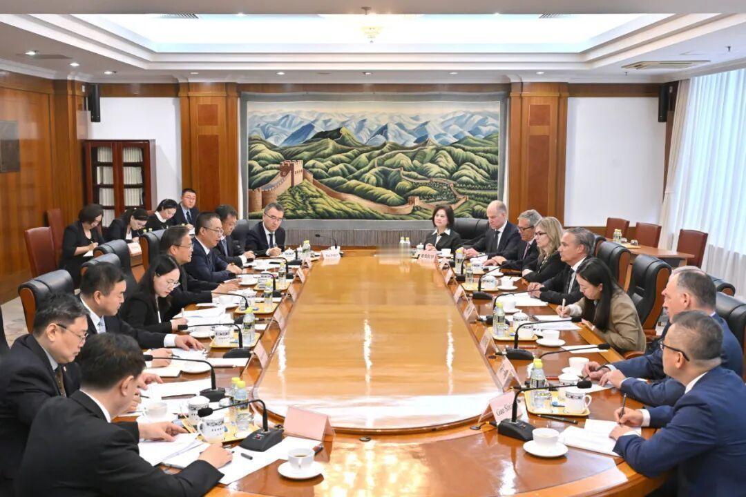 美方一帮企业大佬齐刷刷来到国内，发改委和商务部忙得不可开交，一个接一个地会面，波